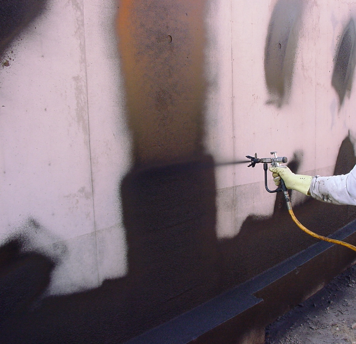 Kelderafdichting Aan De Buitenzijde Spuitbitumen